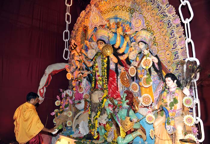 A priest prays early in the morning to the ten-armed Goddess Durga in New Delhi on September 25, 2009. (AFP Photo)