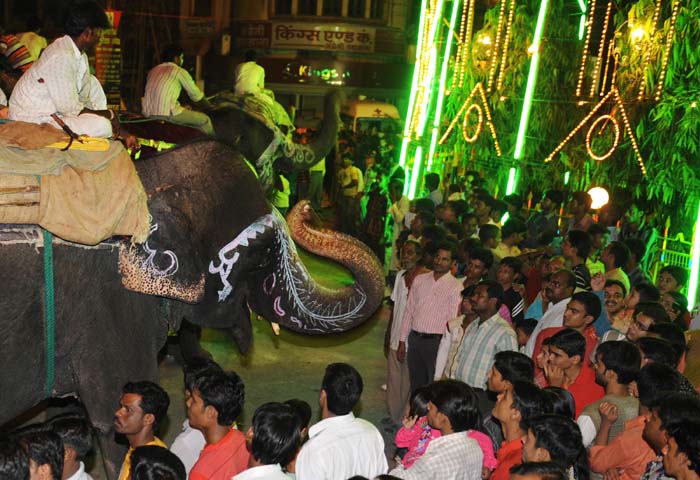 Indian <em>mahuts</em> (elephant trainers) ride elephants during Durga Puja in Allahabad on September 24, 2009. Durga Puja, which ends on September 28, involves the worship of the Goddess Durga who symbolizes power and the triumph of good over evil. (AFP Photo)