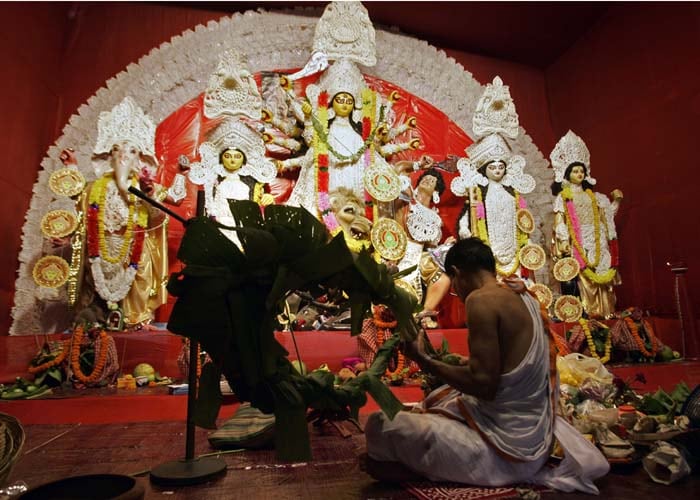 Devotees perform rituals on the banks of river Ganga in Calcutta on Friday, September 25, 2009. On the last day of the festival, the Goddess is worshipped as a force of destruction and eventual regeneration, as Mahalakshmi. (AP Photo)