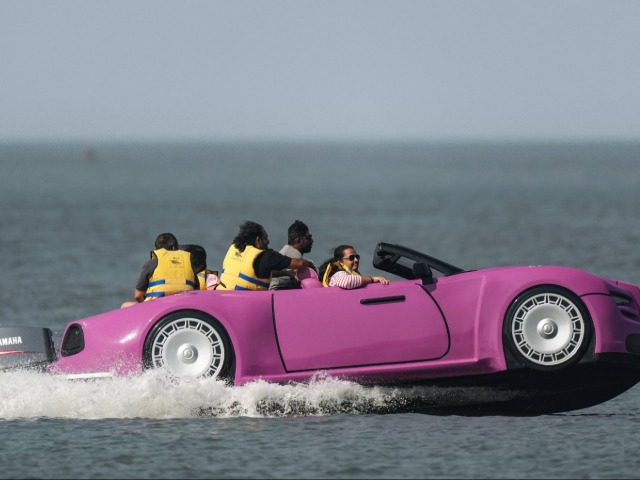 गजब...मुंबई में चमत्कार, देखिए समंदर में दौड़ रही कार!