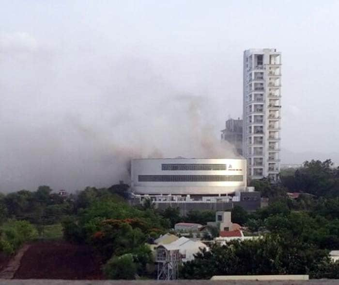 A major fire broke out at the Koregaon Park Plaza in Pune on Thursday. 

<br><br>Pic courtesy: <ahref="https://twitter.com/daamitt/status/215792971298258944/photo/1" rel="nofollow" target="_blank">@daamitt</a>