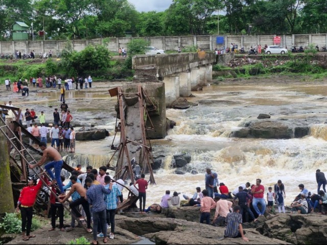 Pune Indrayani River Bridge Collapsed: इंद्रायणी नदीवरील पूल कोसळला, 32 जण जखमी झाल्याची CM फडणवीसांची माहिती PHOTOS