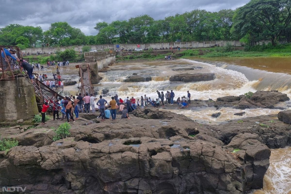Pune Indrayani River Bridge Collapsed: ???? ????????? ??????? (15 ???) ???? ???????? ????. ????????? ????? ??? ??????. ?? ????????????? 25 ?? 30 ?? ????? ???????? ?????? ???? ????.  ???? ??????????? ??????? ????????? ?? ???? ???. ?????? ?????? ????????? ??????? ?? ???????? ?????????? ???. ?????????? ???????????, ????????? ??????? ???????? ??? ????? ???? ????. ????????? ?? ???? ???? ?????? ?????? ??????? ?????? ??????? ????.