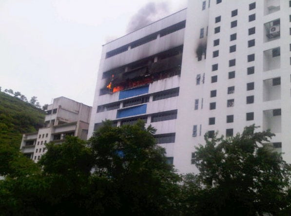 According to fire brigade officials, the fire started at 4.30 pm in the building that houses four software companies, including the Government Slum Rehabilitation and other offices. (Pic courtesy: Dr Priyank/Twitter)