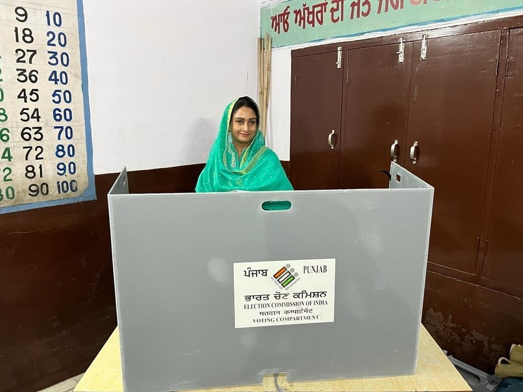 पंजाब विधानसभा चुनाव 2022: पंजाब की 117 सीटों पर वोटिंग जारी, दिग्गजों ने डाले वोट