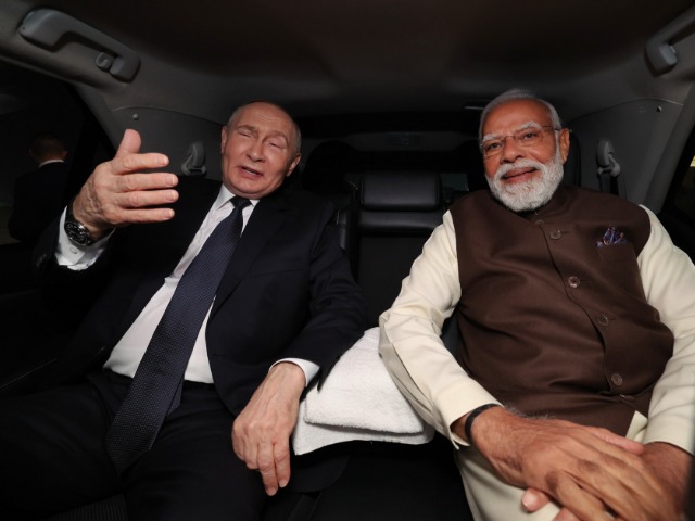 गले लगाया, हाथ मिलाया, तस्वीरें बयां कर रही दोस्ती! पीएम मोदी ने इस अंदाज में किया पुतिन का स्वागत
