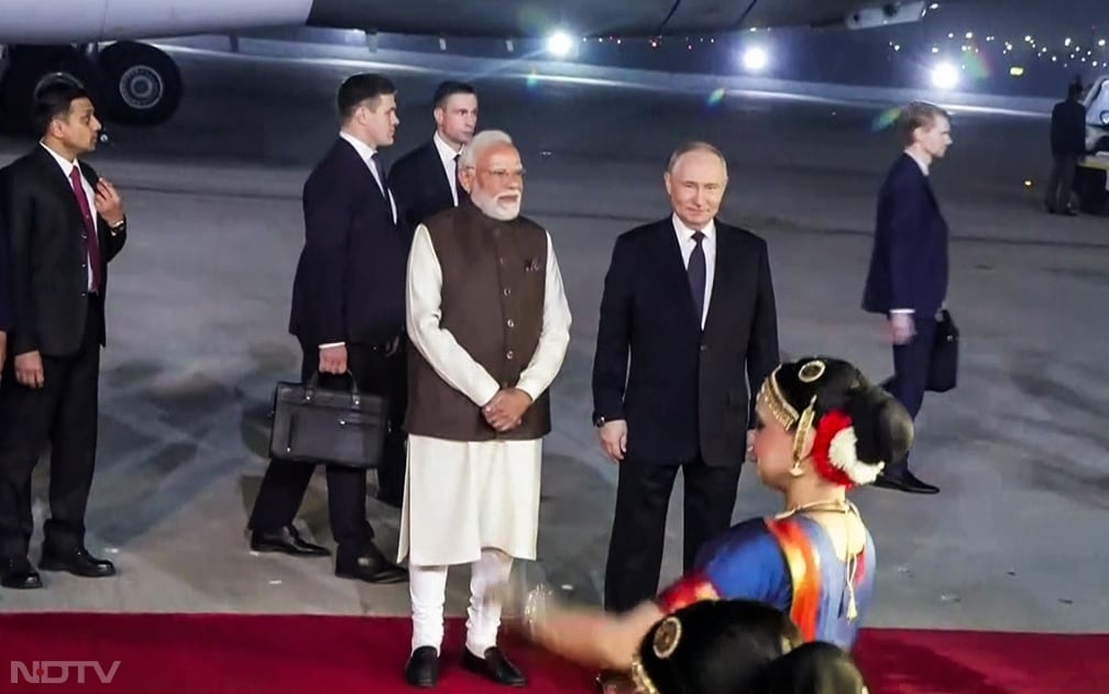 गले लगाया, हाथ मिलाया, तस्वीरें बयां कर रही दोस्ती! पीएम मोदी ने इस अंदाज में किया पुतिन का स्वागत