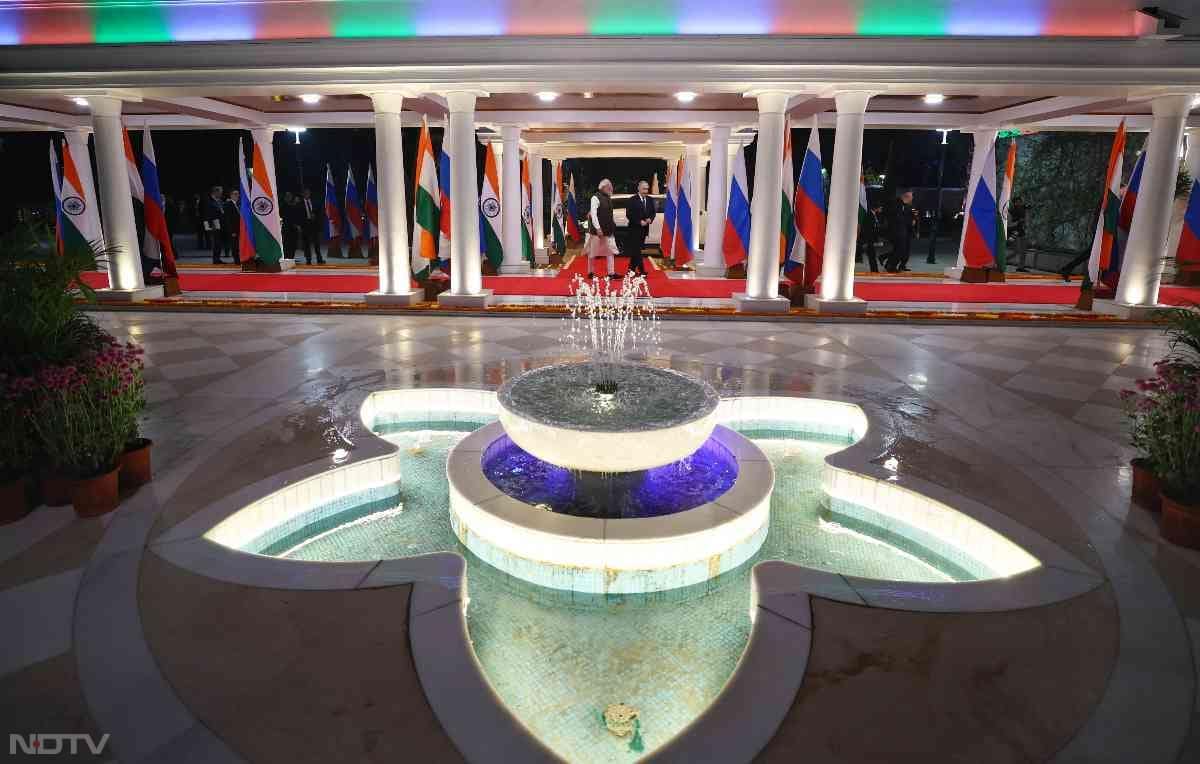 गले लगाया, हाथ मिलाया, तस्वीरें बयां कर रही दोस्ती! पीएम मोदी ने इस अंदाज में किया पुतिन का स्वागत