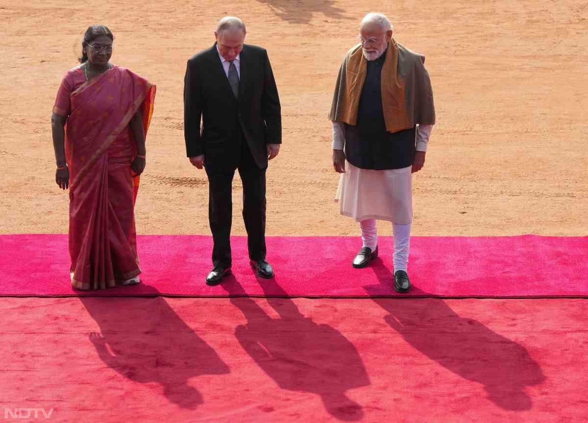 राष्ट्रपति द्रौपदी मुर्मू, राष्ट्रपति पुतिन और प्रधानमंत्री नरेंद्र मोदी.