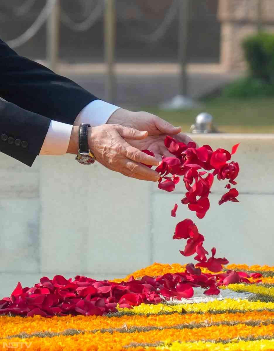 बापू को श्रद्धांजलि देते पुतिन.