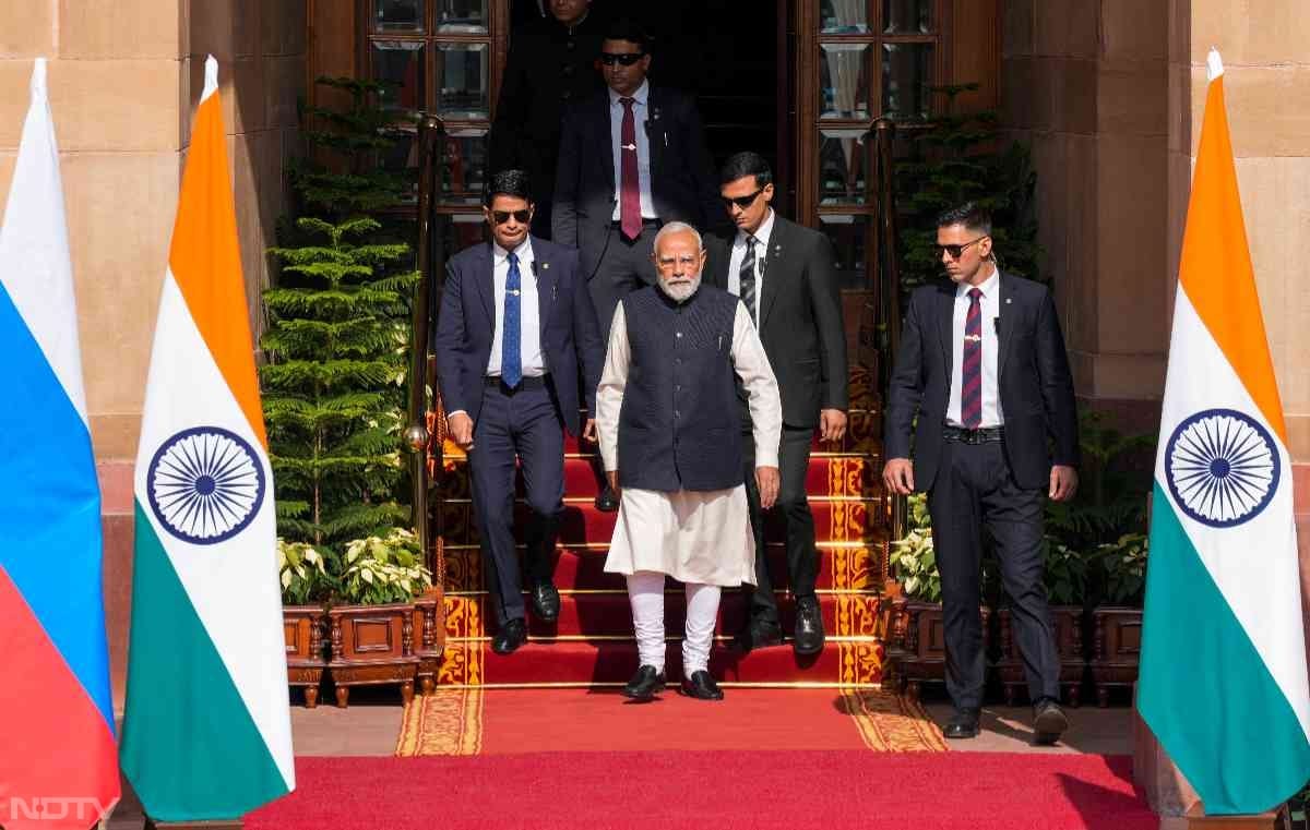 रूस से आए दोस्त की मेहमाननवाजी. पुतिन से मुलाकात के लिए निकलते पीएम मोदी.