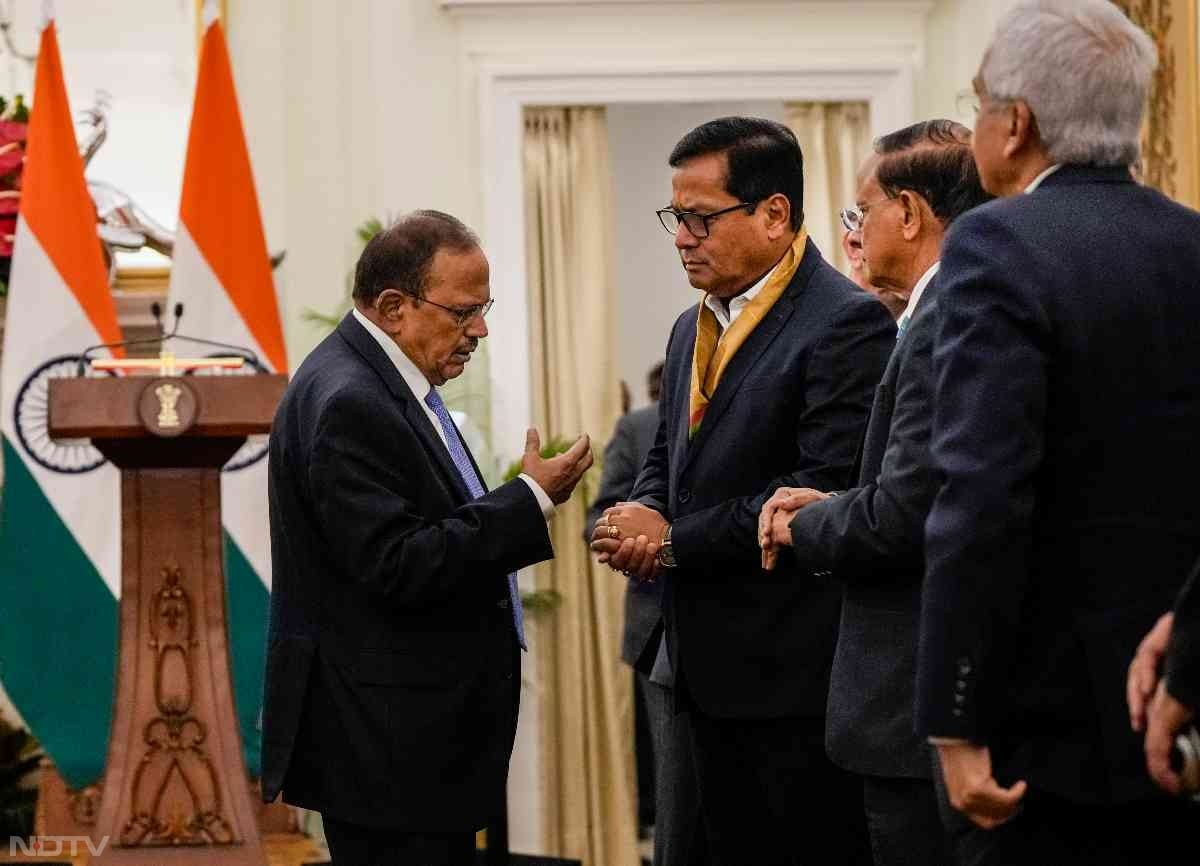 राष्ट्रीय सुरक्षा सलाहकार अजित डोभाल. पीएम मोदी-पुतिन की मुलाकात से इतर डिप्लोमेसी की एक तस्वीर यह भी.