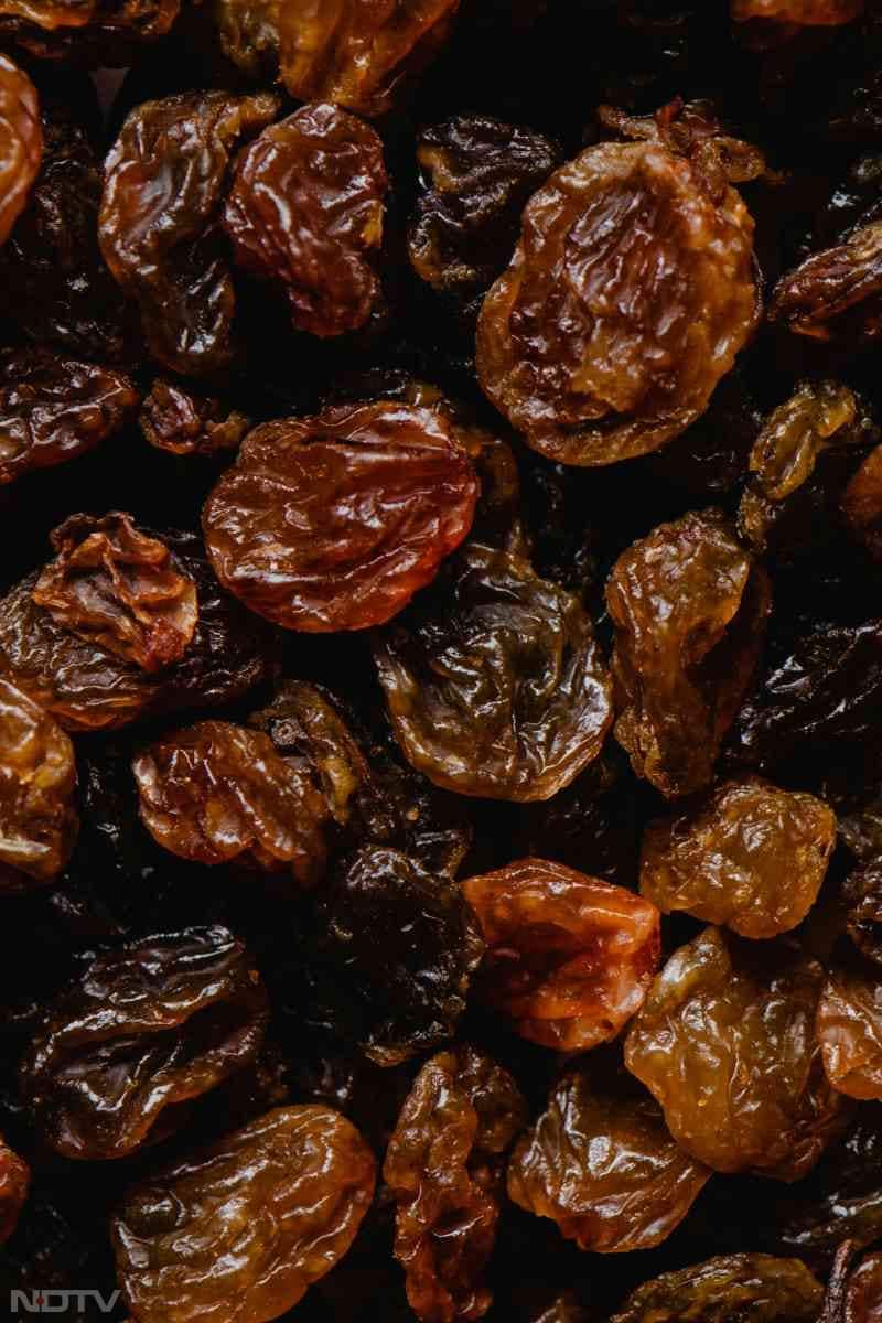 कुछ लोग किशमिश को सुबह खाना पसंद करते हैं, लेकिन रात को सोते समय भी इसका सेवन बहुत लाभकारी हो सकता है.