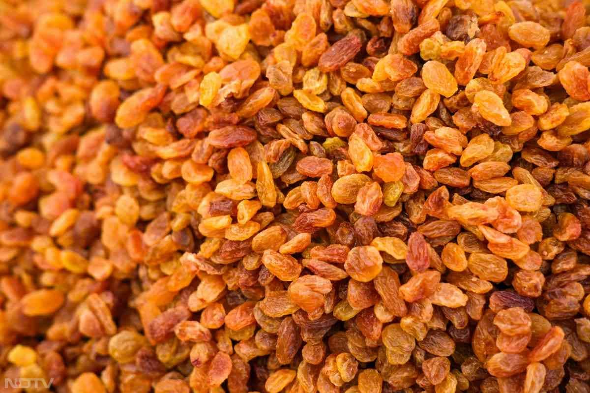 रोजाना रात के समय किशमिश के सेवन से हड्डियों को मजबूत बनाने में मदद मिल सकती है.