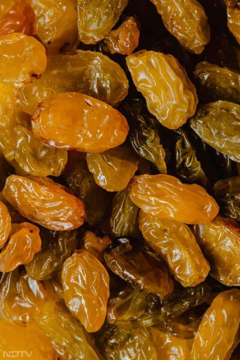 आयरन की कमी को दूर करने के लिए आप रात के समय किशमिश का सेवन कर सकते हैं. महिलाओं को इसका सेवन जरूर करना चाहिए.