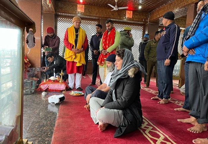 राहुल गांधी और प्रियंका गांधी ने जम्मू कश्मीर के गांदेरबल में खीर भवानी मंदिर में पूजा अर्चना की, देखें तस्वीरें