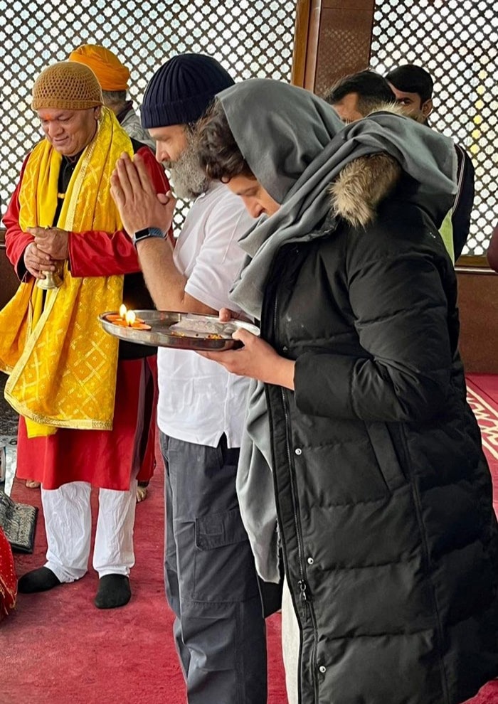 राहुल गांधी और प्रियंका गांधी ने जम्मू कश्मीर के गांदेरबल में खीर भवानी मंदिर में पूजा अर्चना की, देखें तस्वीरें