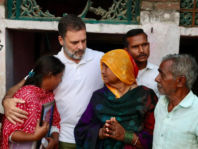हाथ थामा, गले लगाया... राहुल गांधी ने फतेहपुर जाकर सुना हरिओम के परिवार दर्द, देखें तस्‍वीरें