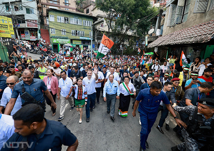 राहुल गांधी ने चनमारी चौराहे से राजभवन तक लगभग चार से पांच किलोमीटर की पदयात्रा भी.फोटो: पीटीआई