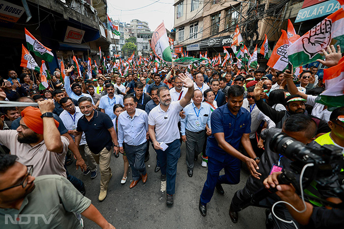 मिजोरम कांग्रेस मीडिया प्रकोष्ठ के अध्यक्ष लालरेमरूता रेंथली ने बताया राहुल गांधी त्रिपुरा की राजधानी अगरतला से एक हेलिकॉप्टर में सवार होकर आइजोल पहुंचे.फोटो: पीटीआई