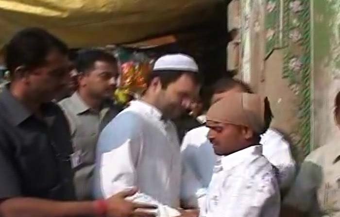 Rahul also spoke to the <i>mithaiwalas</i> there and wished them on the occasion. (NDTV Photo)