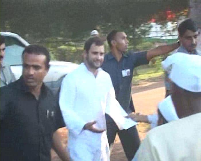 Rahul reaches out yet again. Here, he is seen extending a hand to the people and giving security a miss once again.