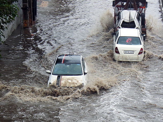 दिल्ली-NCR में जारी है बारिश का दौर, कई इलाकों में भरा पानी, देखें तस्वीरें