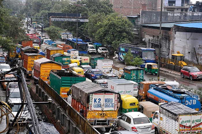 दिल्ली-NCR में आफत बनी बारिश, कहीं भरा पानी, तो कहीं लगा लम्बा जाम