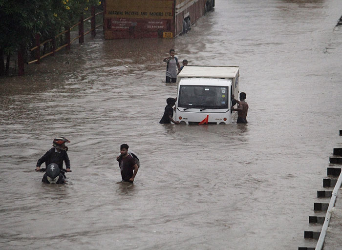 दिल्ली-NCR में आफत बनी बारिश, कहीं भरा पानी, तो कहीं लगा लम्बा जाम