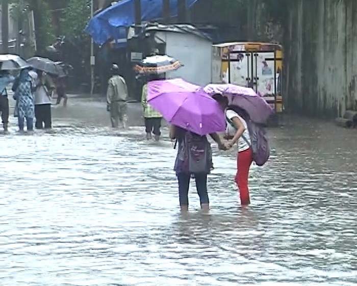 People advised to stay home as heavy rains lash Mumbai