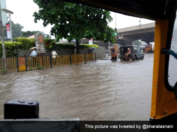 Bharat tweeted: Outside Oberoi Mall.