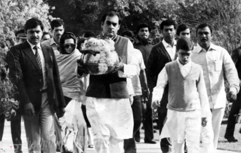 स्वर्गीय इंदिरा गांधी का अस्थि कलश ले जाते राजीव गांधी