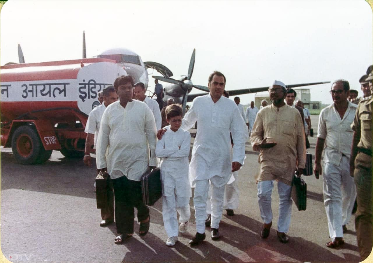 पिता राजीव गांधी के साथ एक कार्यक्रम में राहुल गांधी