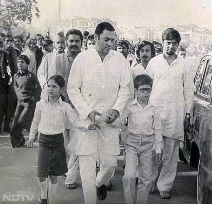 पिता राजीव गांधी के साथ राहुल और प्रियंका