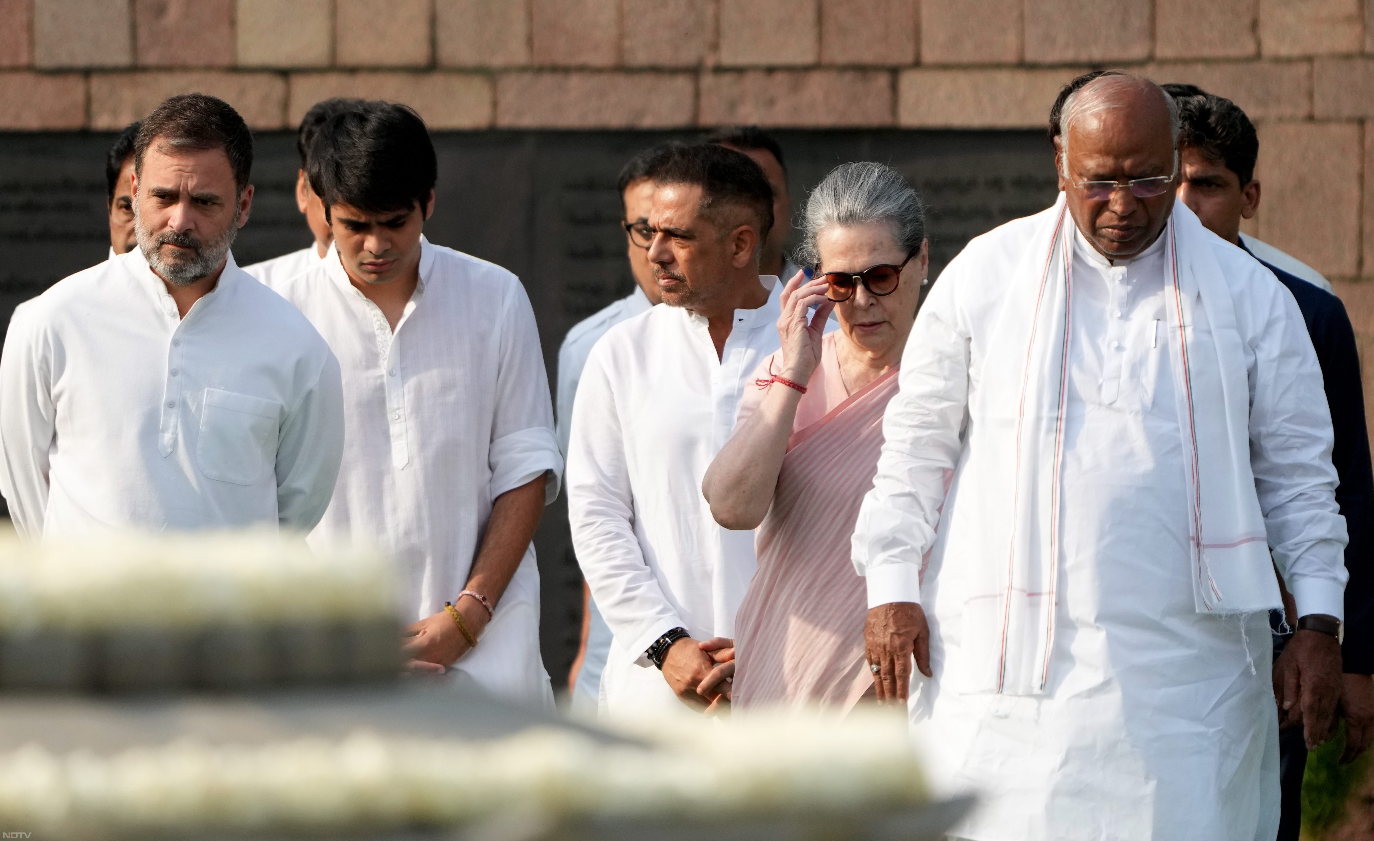 स्वर्गीय राजीव गांधी को श्रद्धांजलि देने राहुल और खरगे के साथ पहुंचीं सोनिया गांधी