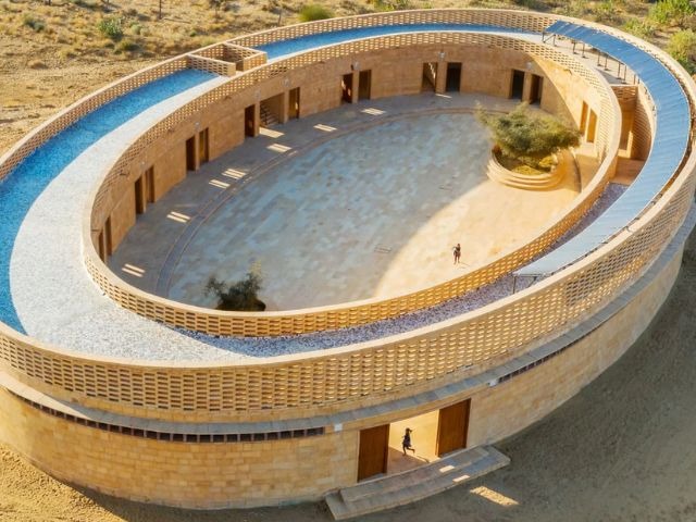 वाळवंटातील या कन्याशाळेत AC अन् कुलरशिवाय थंडावा; संरचनेची जगभरात चर्चा वाळवंटातील या कन्याशाळेत AC अन् कुलरशिवाय थंडावा; संरचनेची जगभरात चर्चा