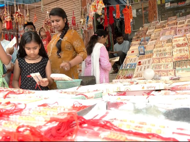 रक्षाबंधन से पहले बाजारों में आई रौनक, नई डिजाइन की राखियों से सजी दुकानें, देखें तस्वीरें