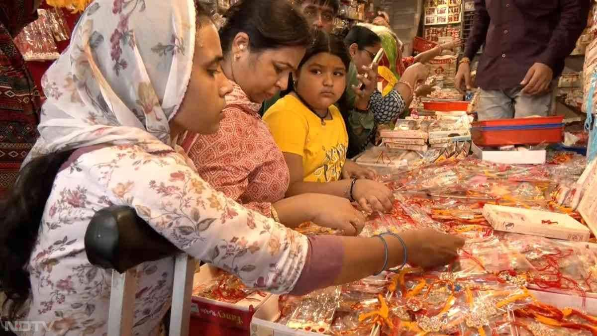 प्रदेश के कई जिलों में भाईयों की कलाई पर गंगापुर सिटी में तैयार डिजायनों की राखियां शोभा बढ़ाती है.