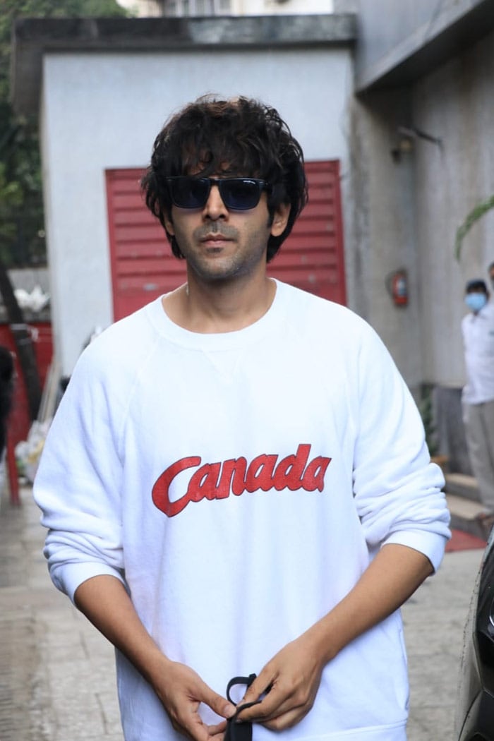 Karthik Aaryan picked a white t-shirt for his day out.