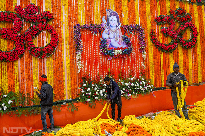 कार्यकर्ता मंदिर के प्रवेश द्वार को रामलला के प्राण प्रतिष्ठा समारोह के लिए सजाते हुए. फोटो: एएनआई