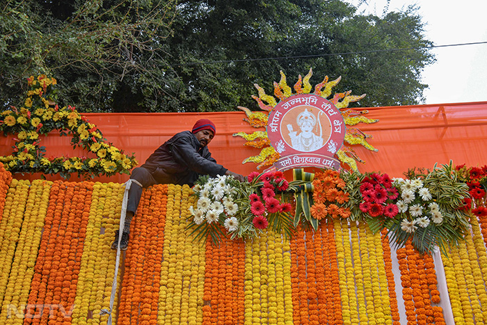 मंदिर के गर्भगृह से लेकर बाहरी परिसर तक हर तरफ रंग-बिरंगे फूलों की सजावट देखने को मिल रही है. मंदिर के गर्भगृह से लेकर बाहरी परिसर तक हर तरफ रंग-बिरंगे फूलों की सजावट देखने को मिल रही है. फोटो: एएनआई