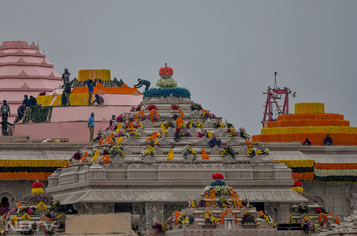 इसके अलावा मंदिर के ऊपरी हिस्से को भी बेहद खूबसूरत अंदाज में संवारा जा रहा है. इस काम के लिए तमाम कर्मचारी तैनात किए गए हैं. फोटो: एएनआई