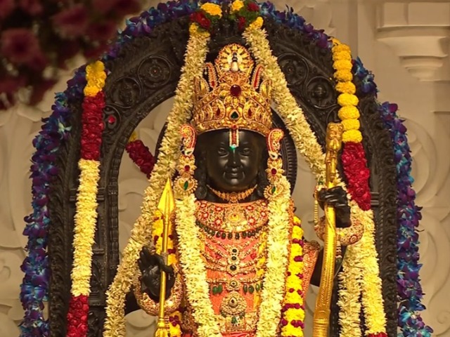 Photos: श्रीराम जन्मभूमि मंदिर के शिखर पर PM मोदी ने फहराया ध्वज