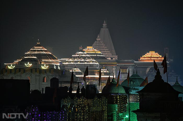 रंग-बिरंगी लाइटों से सजा राम मंदिर का ये दृश्‍य यकीनन मन को मोह रहा है. फोटो: एएनआई