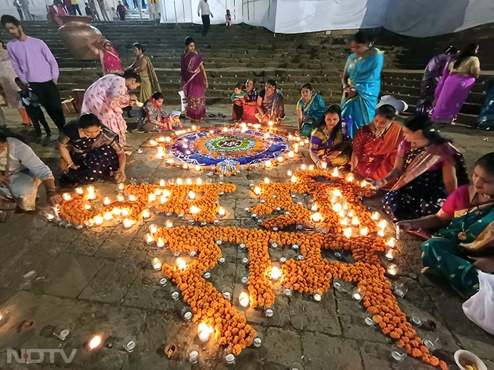 मुंबई में अयोध्या राम मंदिर के प्राण प्रतिष्ठा समारोह की पूर्व संध्या पर बाणगंगा दीप उत्सव के दौरान भक्तों ने बाणगंगा टैंक में मिट्टी के दीपक जलाए. फोटो: एएनआई