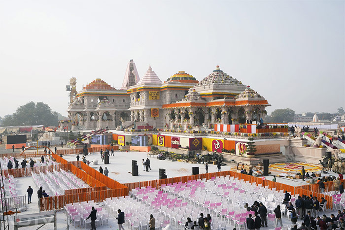 फूलों में गुलदाउदी, जरबेरा, आर्किड और एन्थ्यूरियम और लिलियम जैसे विदेशी फूल शामिल हैं. फोटो: पीटीआई