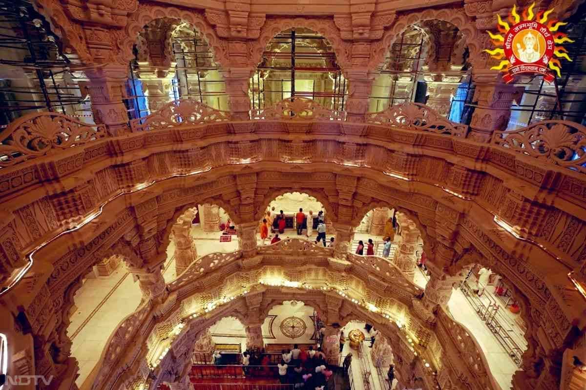 हर ईंट में आस्था, हर दीवार में दिव्यता... यही है अयोध्या की आत्मा का साक्षात रूप. रामलला के दरबार की झलक स्वर्ग से उतरी सी प्रतीत होती है.