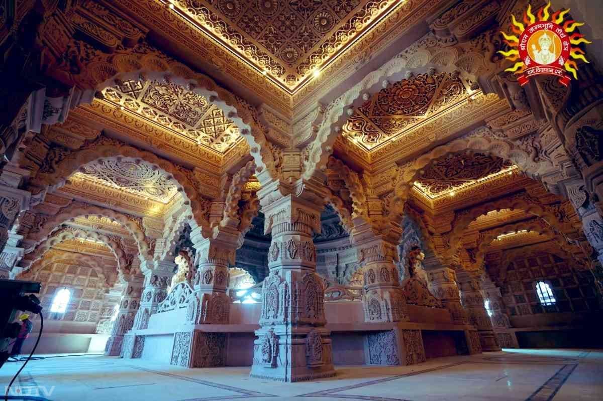 पत्थरों में ऐसी नक्काशी की गई है कि हर पत्थर से मानों ‘जय श्रीराम' की आवाज गूंज रही हो.