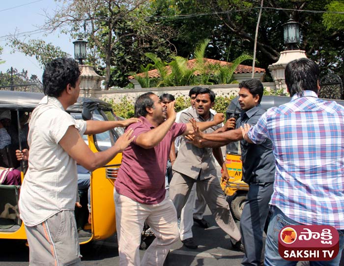 Actor Ram Charan Teja\'s bodyguards beat two men at crossing