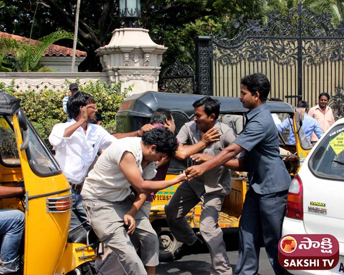 Actor Ram Charan Teja\'s bodyguards beat two men at crossing